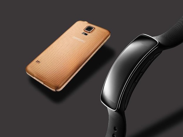 Samsung predstavio pametni zakrivljeni sat Gear Fit Samsung predstavio pametni zakrivljeni sat Gear Fit