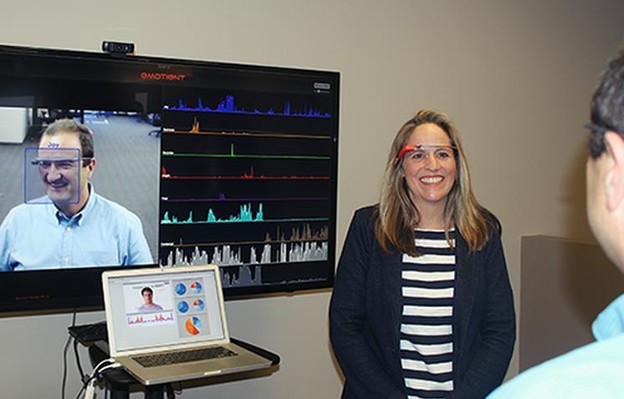 VIDEO: Aplikacija za Google Glass prepoznaje emocije VIDEO: Aplikacija za Google Glass prepoznaje emocije