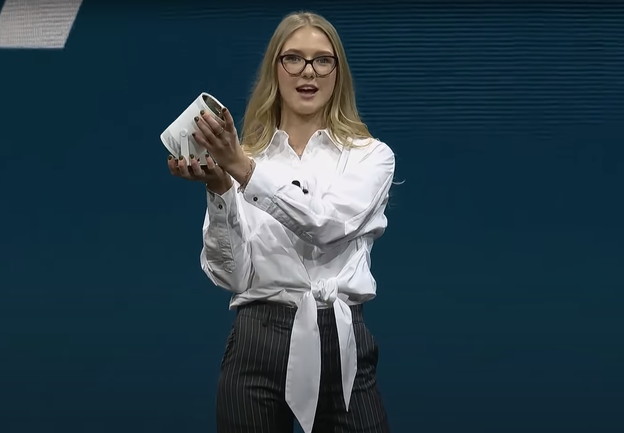 VIDEO: Freestyle je višenamjenski kompaktni projektor VIDEO: Freestyle je višenamjenski kompaktni projektor