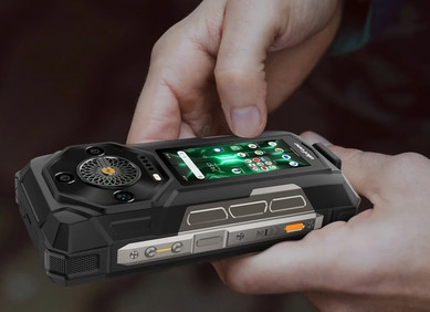 VIDEO: Najluđi robusni telefon s dva ekrana