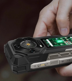 VIDEO: Najluđi robusni telefon s dva ekrana