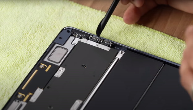 VIDEO: Nasilno otkrivanje tajni M2 MacBooka VIDEO: Nasilno otkrivanje tajni M2 MacBooka