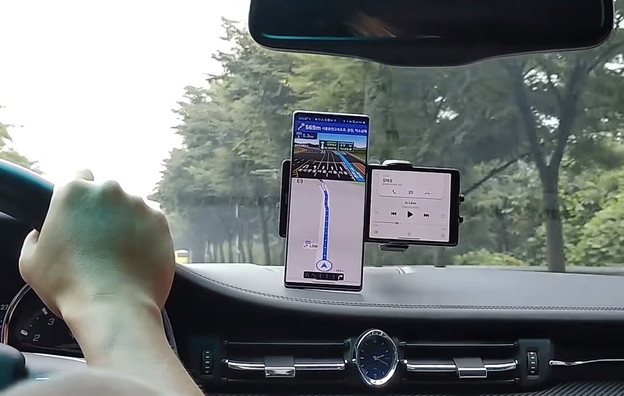 VIDEO: Novi telefon s dva ekrana u akciji VIDEO: Novi telefon s dva ekrana u akciji