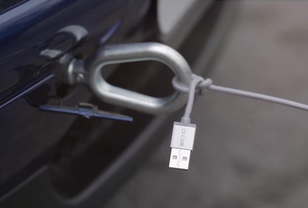 VIDEO: USB kabel može povući auto