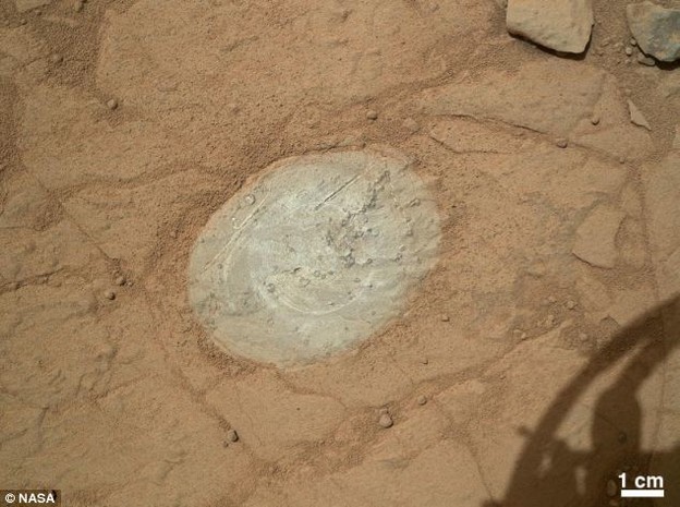 Curiosity briše prašinu s Marsovog tla