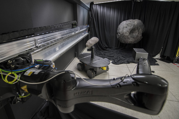 Robot za simuliranje prilaženja asteroidima