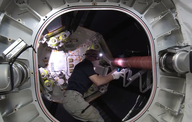 VIDEO: Astronaut ušao u modul na napuhavanje VIDEO: Astronaut ušao u modul na napuhavanje
