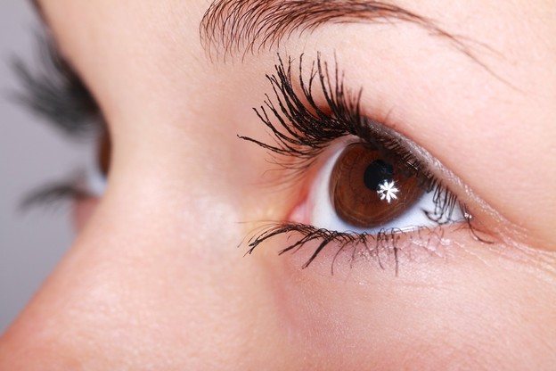 Biokompatibilne vodljive kontaktne leće