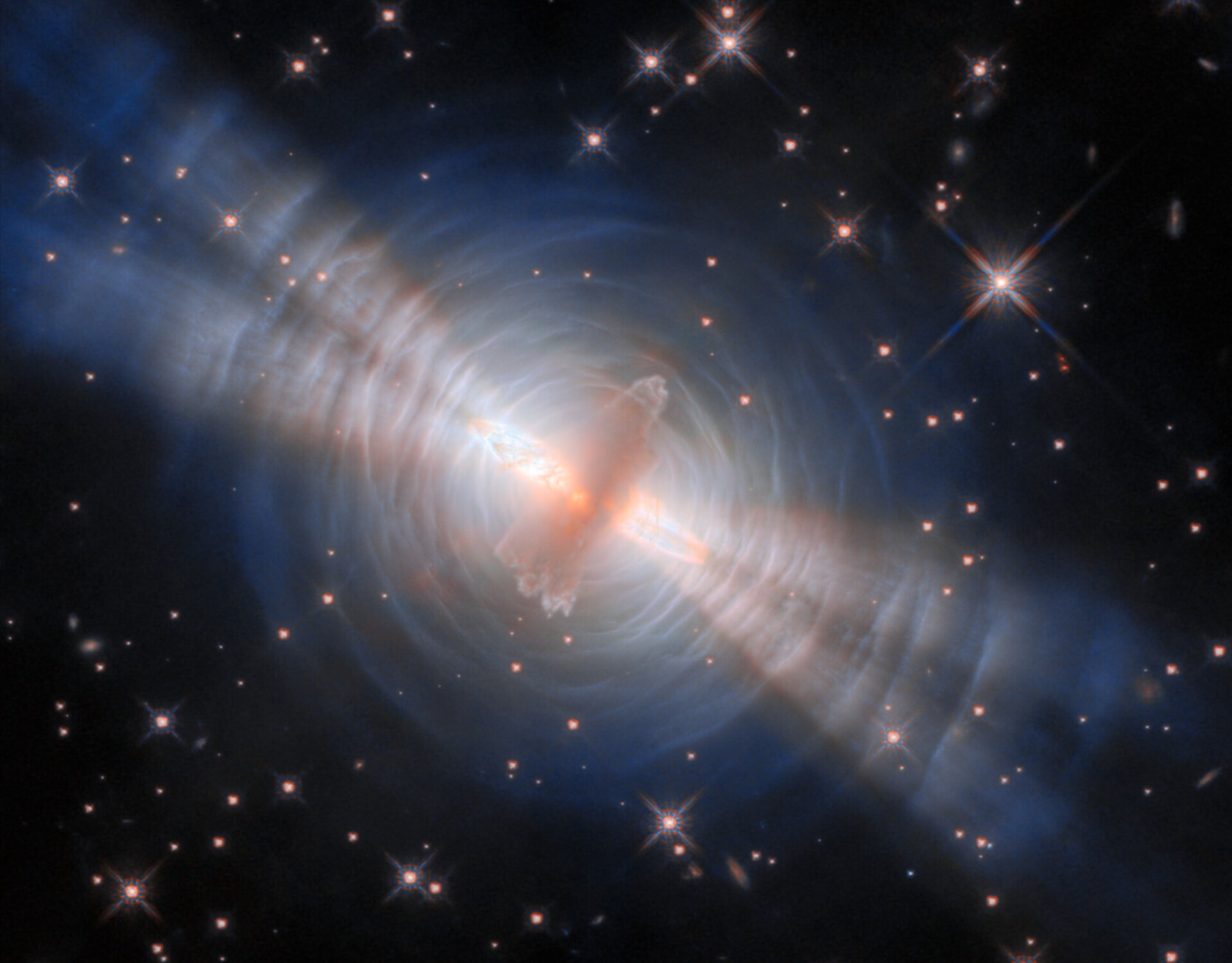 Hubble snimio spektakl oko brzo umiruće zvijezde