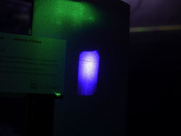 Lasersko svjetlo može bacati sjenu Lasersko svjetlo može bacati sjenu