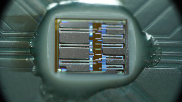 Ayar Labsovi optoelektronički čipovi podatke razmještaju uz pomoć svjetlosti. Photo credit: Ayar Labs Ayar Labsovi optoelektronički čipovi podatke razmještaju uz pomoć svjetlosti. Photo credit: Ayar Labs