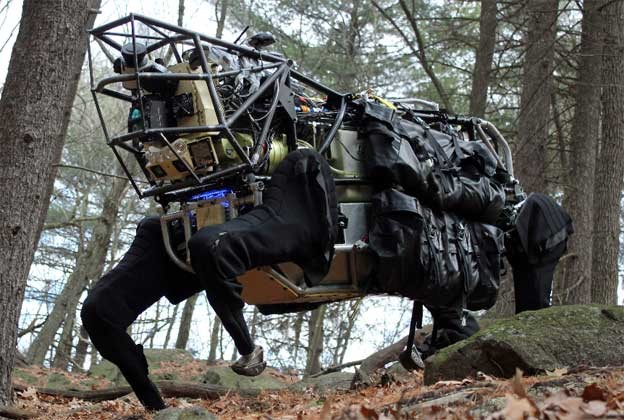 Robotizirani hodajući transporter prošetao šumom