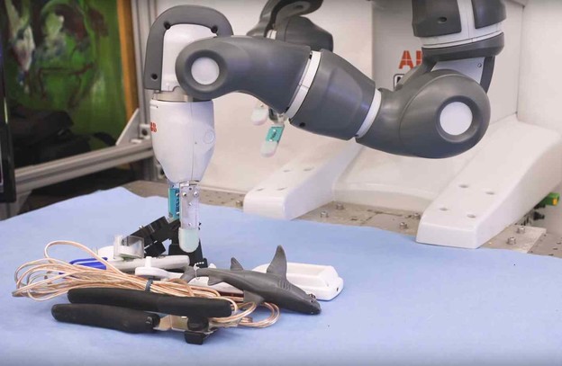 VIDEO: Robot hvata objekte koje vidi prvi puta VIDEO: Robot hvata objekte koje vidi prvi puta