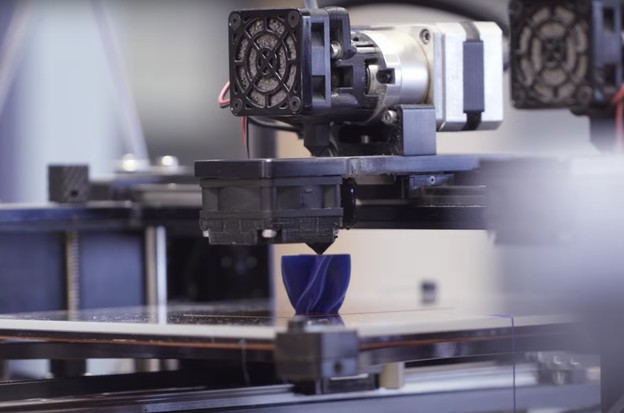 VIDEO: Robot printa i drobi plastiku 8000 sati VIDEO: Robot printa i drobi plastiku 8000 sati