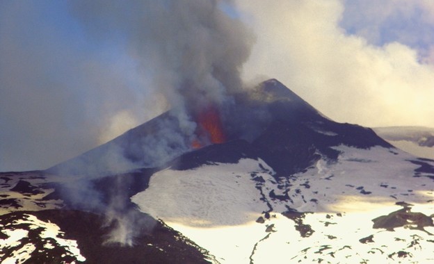Etna ponovo bljuje vatru, dim, pepeo i lavu
