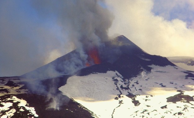 Etna ponovo bljuje vatru, dim, pepeo i lavu Etna ponovo bljuje vatru, dim, pepeo i lavu