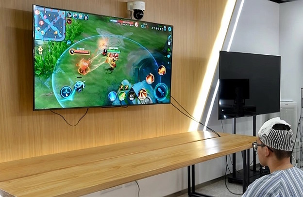 Pacijent s BCI sučeljem igra video igre mislima Pacijent s BCI sučeljem igra video igre mislima