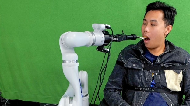 Robotski sustav hrani nepokretne ljude Robotski sustav hrani nepokretne ljude