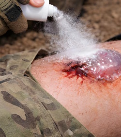 Sprej zaustavlja krvarenje na bojišnici u sekundi