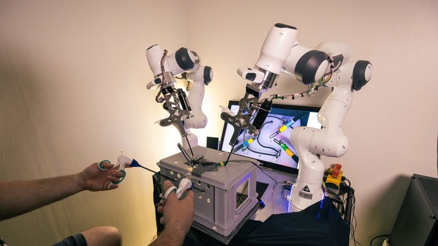 VIDEO: Kirurški robot kojim se upravlja rukama i nogama